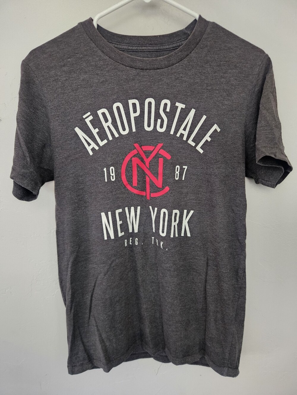 Aeropostale Men's Small New York Logo Tee Charcoal Gray with Red Lettering